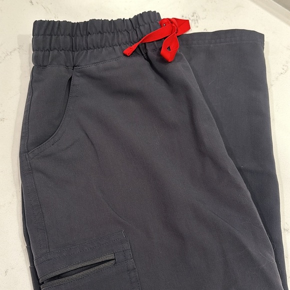 Charcoal Figs Scrubs Women PS Top & XS Joggers - Picture 6 of 8